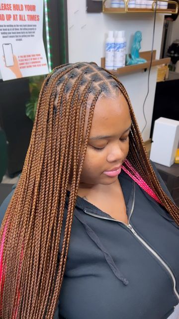 Different Braid Colors For Black Women, Small Knotless Box Braids Ginger, Knotless Braid Color Combos, Noteless Braids Colors, Smeduiem Knotless With Color, Notlessbox Braids With Color, Fall Braid Colors, Small Ginger Knotless Braids, Knotless Braids Color Combo