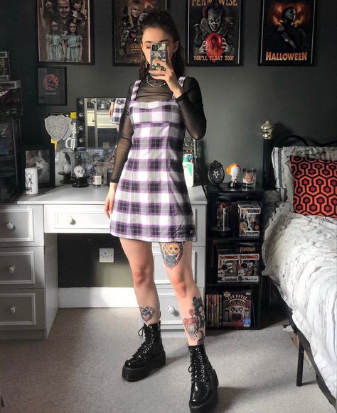 Styling Plaid Dress, 90s Plaid Dress Outfit, Mini Dress With Shirt Underneath, Dress Turtleneck Layer, Plaid Mini Dress Outfit, Plaid Dress With Shirt Underneath, Plaid Dress Grunge, Peplum Top With Skirt, Dress With Shirt Underneath