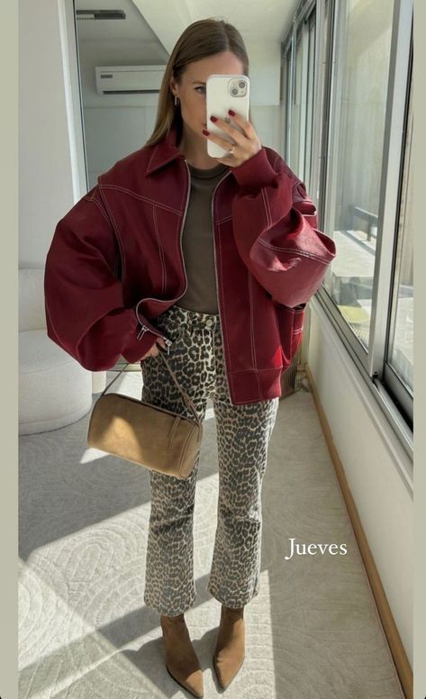 All Saints Style Women, Outfit Trend 2024 Autumn, Fall Trends 2023 Outfits Women, Leopard Jeans Outfit Winter, Animal Print Pants Outfit 2024, Leopard Fall Outfit, Leopard Pant Outfit, Autumn Aesthetic Outfit 2024, Leopard Outfit Aesthetic