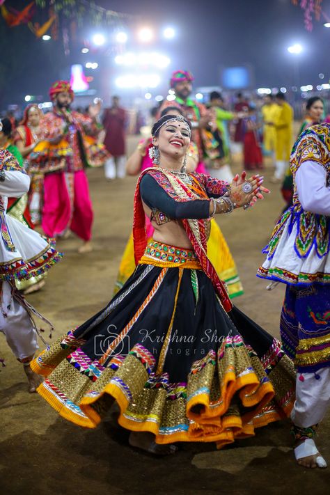 Designer navratri collection Garba Photo Hd, Garba Dandiya Photography, Chanya Choli Garba, Navratri Photography Poses, Navratri Girl, Navratri Garba Photo, Navratri Special Photo, Garba Photo, Navratri Pic