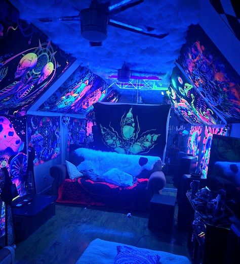 Black Light Room Aesthetic, Cool Trippy Room Ideas, Neon Light Bedroom Room Ideas, Uv Black Light Room, Bedroom Ideas With Tapestry Room Decor, Glowing Room Ideas, Black Neon Room Aesthetic, Uv Room Black Lights, Glow Bedroom Aesthetic