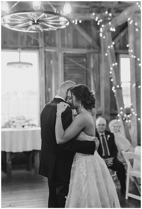 Wedding Photo First Dance, Father Daughter Dance Photography, First Dance Poses, Wedding Photo Ideas Black And White, Father And Daughter Wedding Pictures, Father Daughter Dance Photos, First Look Wedding Photos Dad, Dad Daughter Wedding Photos, Father Daughter First Look Wedding