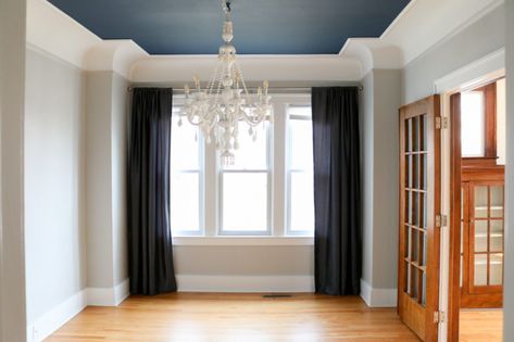 White Room Blue Ceiling, Navy Ceiling Dining Room, Navy Blue Ceiling Living Room, Navy Ceiling Living Room, Blue Ceiling Dining Room, Navy Blue Ceiling Bedroom, Navy Ceiling Bedroom, Blue Ceiling Living Room, Coloured Ceilings