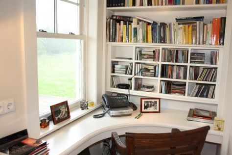 Small Corner Desk, Desk Wall Unit, Office Shelves, Curved Desk, Home Office Shelves, Traditional Home Office, Corner Office, Study Nook, Home Library Design