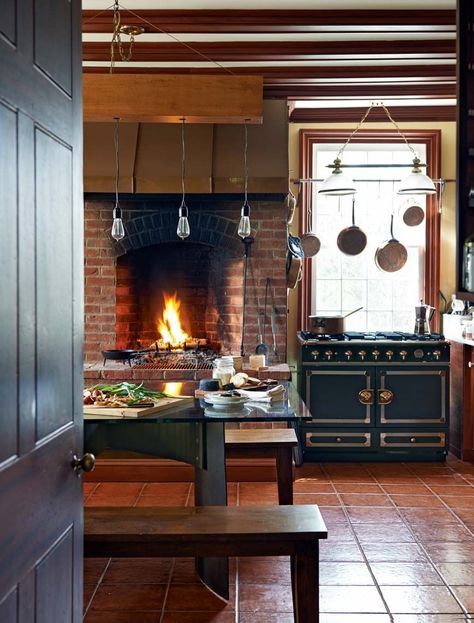 A country chic kitchen with a brick clad fireplace. (via Alec Hemer). 25 Fabulous kitchens showcasing warm and cozy fireplaces Fireplace In Kitchen, Kitchen With Fireplace, Country Chic Kitchen, Design Camino, Craftsman Kitchen, French Country Kitchens, Rustic Modern Kitchen, Fabulous Kitchens, Kitchen Fireplace