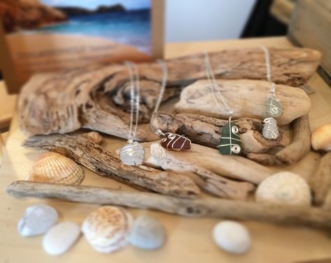 Using driftwood and sea shells to display handmade Seaglass jewellery at craft fairs. Beach Theme Jewelry Display, Seaglass Display, Jewellery Stall, Seaglass Jewellery, Craft Fair Table, Market Stall Display, Sales Ideas, Stall Display, Cornish Coast