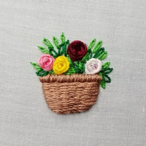 Basket Of Flowers Drawing, Flowers Drawing Easy, Stem Stitch Embroidery, Basket Embroidery, Couching Embroidery, Felt Ornaments Diy, Stem Stitch, Cross Stitch Pattern Maker, Basket Of Flowers