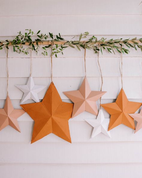 Quick Upcycled Star Decorations (Using Cardboard Boxes!) Terracotta Christmas, Cardboard Wall, Design Therapy, Creative Wrapping, Navidad Diy, Star Diy, 3d Christmas, Paper Stars, Diy Hanging