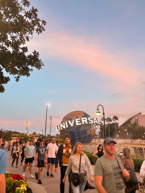 Universal Studios Florida Aesthetic, Florida Aesthetic Orlando, Universal With Friends, Universal Studios Orlando Aesthetic, Orlando Florida Aesthetic, Orlando Aesthetic, Universal Aesthetic, Universal Outfits, Universal Studios Orlando Trip