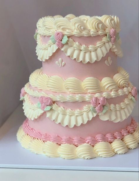 Heart Cake Designs, Vintage Cake Decorating, Vintage Heart Cake, Bolo Vintage, Vintage Birthday Cakes, Birthday Cake Decorating Ideas, Vintage Cake Stands, Cake Decorating Ideas, Elegant Desserts