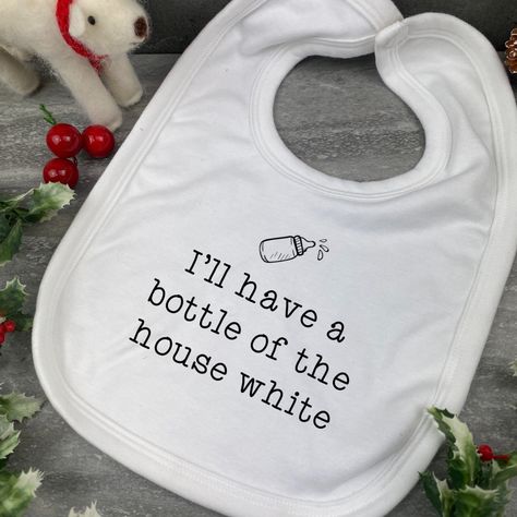 This funny baby bib is the perfect gift for your baby and is sure to make everyone laugh! Each bib has a velcro fastening and is super soft! The print is dye sublimated into the bib meaning that there will be no peeling off. Baby Shower Onesie Decorating, Funny Bibs, Onesie Decorating, Funny Baby Bibs, Funny Baby Gifts, Cricut Baby, House White, Baby Must Haves, Baby Quotes