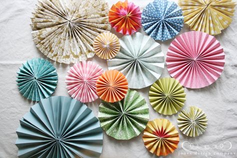 how to make pleated medallions Paper Pinwheels, Paper Medallions, Jones Design Company, Paper Rosettes, Decoration Originale, Paper Fans, Craft Time, Boy Shower, How To Make Paper