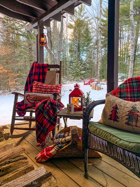 Cabin Porches, Cabin Christmas Decor, Chinese Christmas, Pretty Porches, Log Cabin Christmas, Christmas Cabin, Christmas Lodge, Cozy Cabins, Winter Decorating