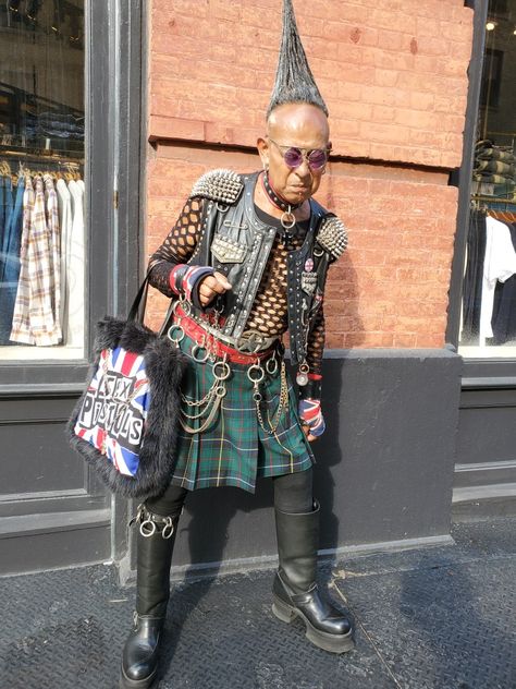 Scottish Punk Fashion, Trash Core Outfits, Elder Punk, 70s British Punk Fashion, British Punk Fashion, Modern Punk Fashion, Punks 70s, Colorful Punk, Punk Street Style