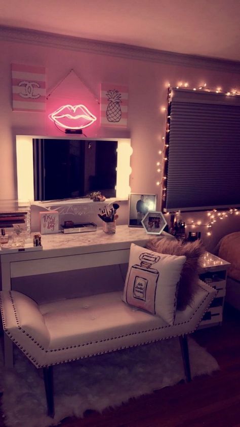 @curlybeauty00 Decor Studio, Decorating Diy, Vanity Room, Glam Room, Makeup Rooms, Room Goals, Cute Room Ideas, Makeup Room