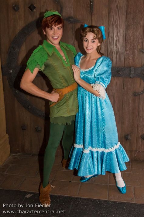 Character Duos, Disfraz Peter Pan, Peter Pan Cosplay, Peter Pan Costumes, Disney World Orlando, Wendy Darling, Walt Disney World Orlando, Peter And Wendy, Funny Happy Birthday Wishes