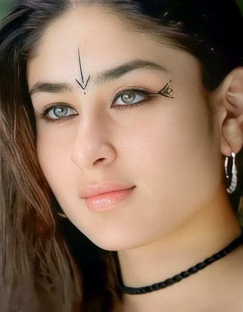 Kareena kapoor  #asoka #trending #Bollywood #actress #kareena Asoka Kareena Look, Kareena Kapoor Asoka, Kareena Kapoor Khan 90s, Kareena Kapoor 90s, Doremon Nobita, Karina Kapoor, Comic Book Ideas, Srk Kajol, 90s Bollywood Actress