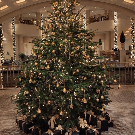 Hotel Lobby Christmas Tree, Commercial Christmas Tree, Hotel Holiday Decor, Hotel Lobby Christmas Decor, Hotel Christmas Decorations Lobbies, Christmas Hotel Lobby, Hotel Christmas Decorations, Hotel Christmas Decor, Hotel Christmas Tree