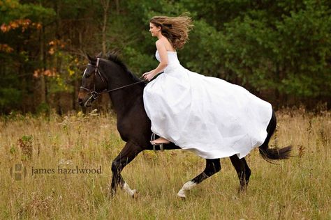 horseback weddings | 19 Breathtaking Photos of Brides on Horseback « HORSE NATION Horse Wedding Photos, Equestrian Wedding, Horse Wedding, Shooting Photo, Horse Photos, Horse Photography, Horse Pictures, White Horse, Horse Girl