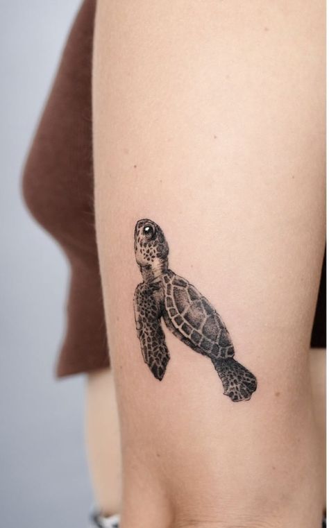 Turtle Cover Up Tattoo, Hawaii Tattoo Ideas, Tattoo Tortuga, Hawaii Inspired Tattoos, Small Turtle Tattoo, Hawaii Tattoo, Tatuaje Cover Up, Turtle Tattoos, Hawaii Tattoos