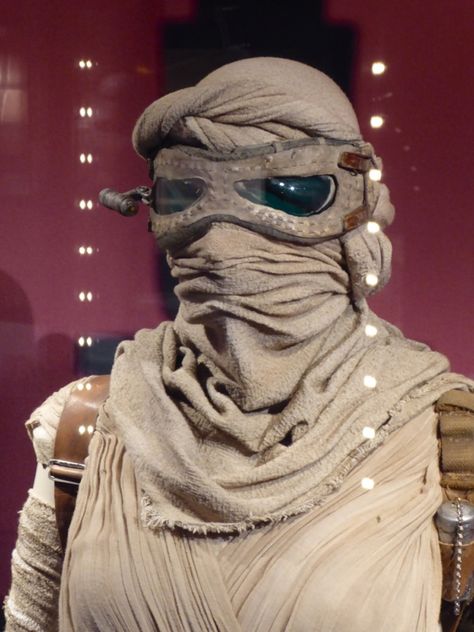 Close up of Rey's goggles and head wrap. Rey Force Awakens, Star Wars Collection Display, Rey Costume, Star Wars Rey, Rey Cosplay, Space Costumes, Star Wars Cast, Star Wars The Force Awakens, Rey Star Wars