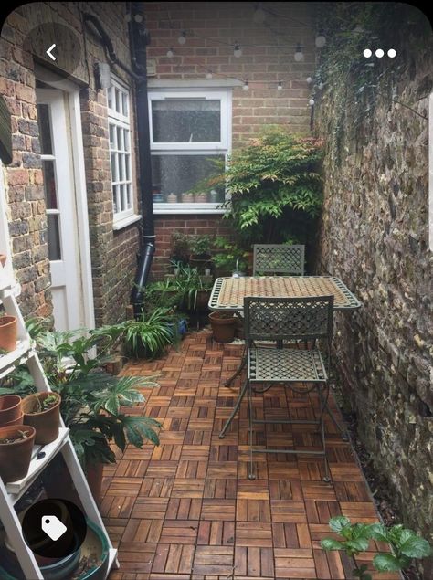 Small Narrow Garden, Garden Ideas Terraced House, Narrow Backyard Ideas, Garden Transformation, Small Courtyard, Small Garden Landscape, Narrow Garden, Small Courtyard Gardens, Side Return