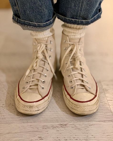 BEBOP on Instagram: “#BEBOPSELECTS  #converse #1970s #ChuckTaylor #AllStar from @mtsneakerdept /  #Decka #White #Socks from @moderntimeshk / #Vintage #Levis…” Converse 70s Outfit Men White, Old School Outfits, Converse 1970s, Converse 70s, White Converse Outfits, Converse Style Women, Converse Vintage, Vintage Converse, Converse Style