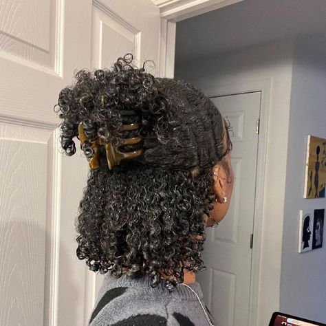 12 Claw Clip Hairstyles To Save This Season Claw Clip Hairstyles, Cute Natural Hairstyles, Hairstyles 2024, Quick Natural Hair Styles, Pelo Afro, Clip Hairstyles, Natural Curls Hairstyles, Hairdos For Curly Hair, Natural Hair Styles Easy