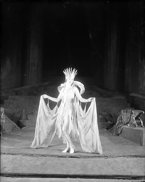 Lili Darvas as Titania, Queen of Fairies. - NYPL Digital Collections Titania Fairy Queen, Queen Of Fairies, Types Of Resources, Fairy Queen, Midsummer Nights Dream, New York Public Library, Public Library, Lily, Queen