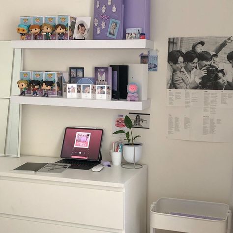 Kpop Floating Shelf, Kpop Aesthetic Room Ideas, Shelf Ideas For Bedroom, Kpop Bedroom Aesthetic, Kpop Aesthetic Room, Kpop Bedroom, Floating Shelf Ideas, Army Bedroom, Kpop Room