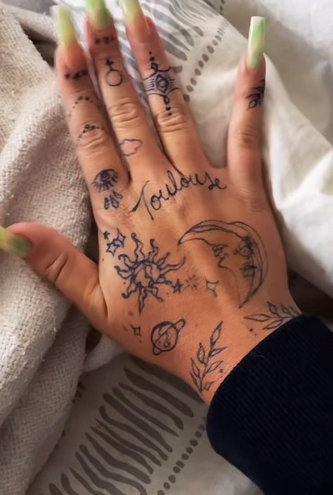 Hippy Hand Tattoos For Women, Pretty Hand Tattoos For Women, Ariana Tattoos, Ariana Grande Tattoo, M Tattoos, Torso Tattoos, Hand And Finger Tattoos, Palm Tattoos, Arte Indie