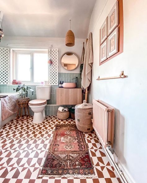 Design Marocain, Floor Makeover, Faux Tiles, Bohemian Bathroom, Bad Inspiration, Tile Stencil, Stenciled Floor, Boho Bathroom, Unique Bathroom