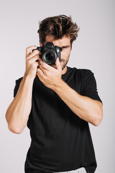 Man taking photo Free Photo Men Photographer With Camera, Photographer Poses With Camera Men, Male Photographer Poses With Camera, Camera Man Photographers, Photographer Photoshoot With Camera, Photographer Poses With Camera, Photographer Self Portrait, Camera Poses, Male Photographer