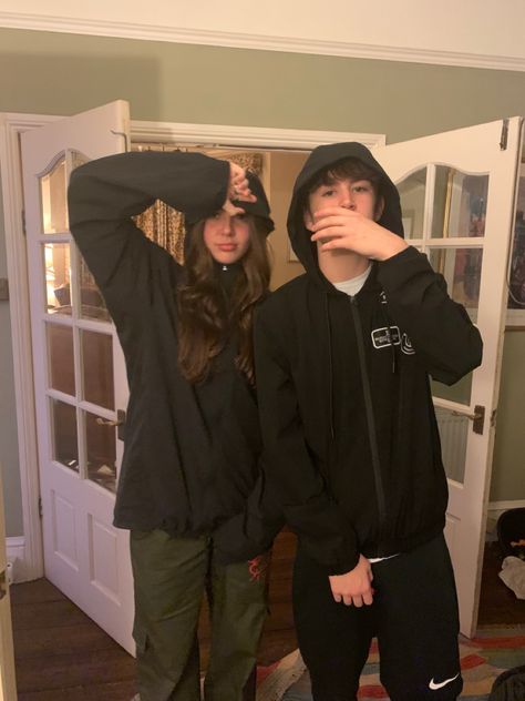 Brunette X Brunette Couple, Boy N Girl Friendship, Boyfriend Nd Girlfriend, 2 Boys And 2 Girls Friends, Two Guys And One Girl Friends, Bff Goals Boy And Girl, British Couple Aesthetic, Arcytex Jacket, Brunette Girl And Brunette Boy