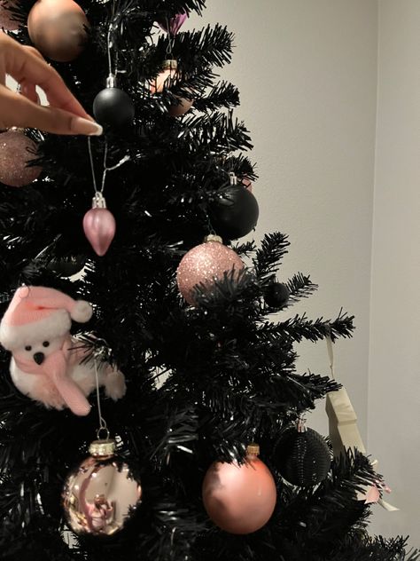 Pink Black Christmas Decor, Baddie Christmas Tree, Black Tree With Pink Ornaments, Black Christmas Tree Pink Decorations, Black Pink Christmas Tree, Black Christmas Tree With Pink Ornaments, Pink Halloween Tree, Black And Pink Christmas Tree, Pink And Black Christmas Tree