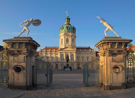 Enric-Eduard Giménez auf Instagram: „The different approach. The architecture of the Berliner Schloss was clearly inspired by the Italian palazzos, the building growth…“ Charlottenburg Palace, Organ Music, Walking Routes, Places Around The World, Cruises, Ferry Building San Francisco, Barcelona Cathedral, Great Places, Big Ben