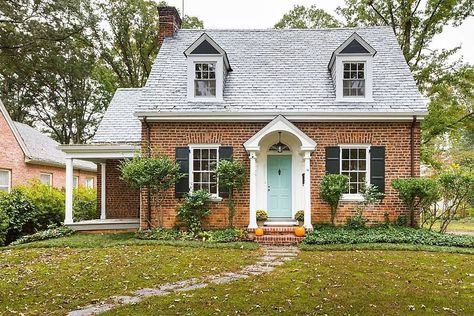 Cape Cod House Exterior, Guest Bedroom Remodel, Brick Cottage, Small Cottage House Plans, Small Cottage Homes, Small Cottages, Country Cottage Decor, Cottage Exterior, Red Brick House