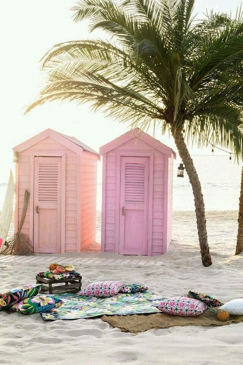 Millennial Pink Inspiration via Fais Moi Croquer | http://www.roseclearfield.com Pastel Beach Aesthetic, Beachy Vibes, Beach Huts, Beach Please, Picnic Time, Dream Beach, Pink Beach, Blogger Fashion, Beach Hut