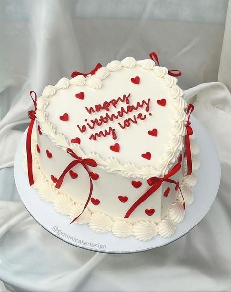 Simple Anniversary Cakes, Shaped Birthday Cake, Heart Shaped Birthday Cake, Heart Birthday Cake, Rodjendanske Torte, Bolo Vintage, Red Birthday Cakes, Small Birthday Cakes, Cake For Boyfriend