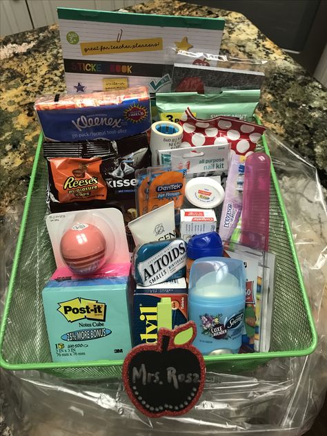 Student Survival Kit Gifts, Teacher Essentials Kit, Teacher Starter Kit Gift, High School Survival Kit, Snack Movie Night, Teacher Survival Kit Ideas, Teacher Appreciation Breakfast, Movie Night Halloween, New Job Survival Kit