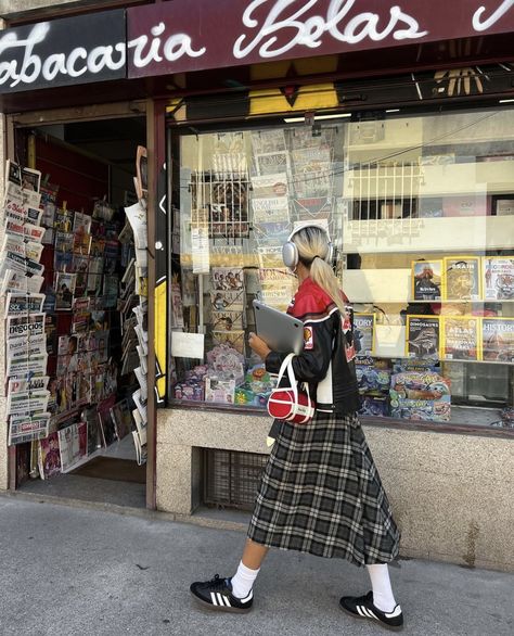 Plaid Long Skirt Outfit, Long School Skirt, Long Plaid Skirt Outfit, Plaid Skirt Outfit Fall, School Skirt Outfits, Plaid Skirt Outfits, Tartan Skirt Outfit, Tartan Midi Skirt, Sofia Coelho