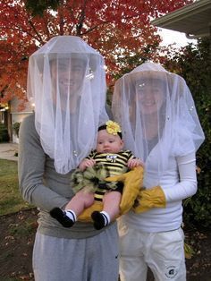 creative couple cost Bee Costumes, Couples Costumes Creative, Themed Halloween Costumes, Baby Kostüm, Couple Costume, Bee Costume, Bee Keeper, Halloween 20, Fantasias Halloween