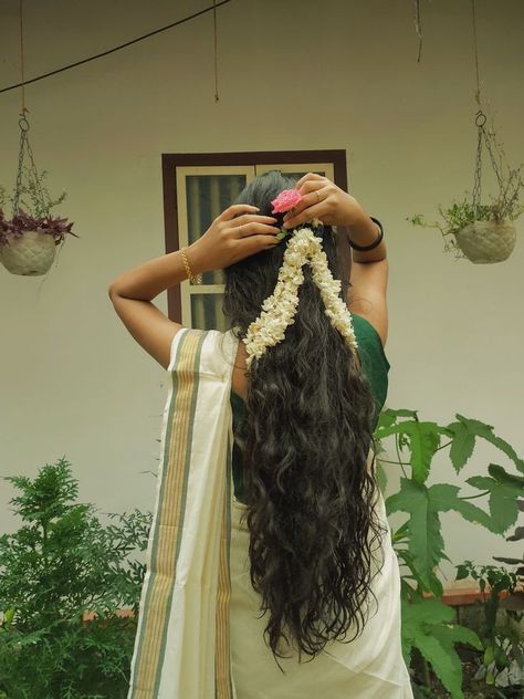 Saree With Curly Hair, Curly Hair Saree Look, Saree Curly Hair, South Indian Girl Aesthetic, Long Hair Indian Women, South Indian Photoshoot, Onam Aesthetic, Curly Hair Indian, South Indian Aesthetic