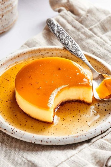 This keto flan is a low carb and sugar free take on the classic caramel custard! 4 ingredients and ready in minutes. 2 grams net carbs per serving. Sugar Free Flan, Healthy Flan Recipe, Healthy Flan, Virta Recipes, Alkaline Soup, Keto Flan, Banting Desserts, Flan Au Caramel, Cork House