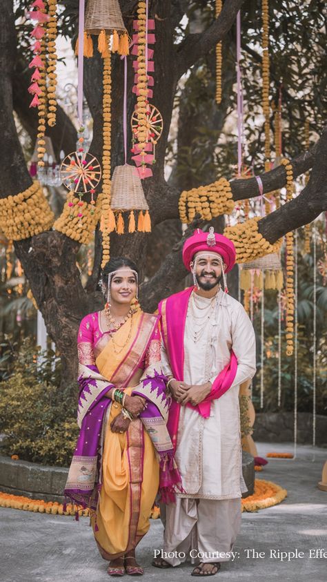 Modern Maharashtrian Bride, Peshwai Wedding Look, Marathi Wedding Groom Dress, Nauvari Saree Brides Indian Weddings, Marathi Wedding Groom Outfit, Vidhi Look For Groom, Groom Maharashtrian Wedding Outfits, Saptpadi Couple Look, Marathi Wedding Saree