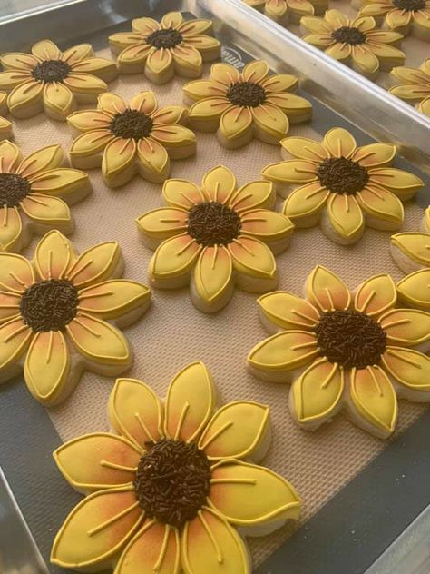 Simple Cookie Designs, Sunflower Macarons, Sunflower Baking Ideas, Flower Decorated Sugar Cookies, Sunflower Bridal Shower Cookies, Flower Sugar Cookies Royal Icing, Flower Iced Cookies, Sunflower Royal Icing Transfers, Fall Flower Cookies