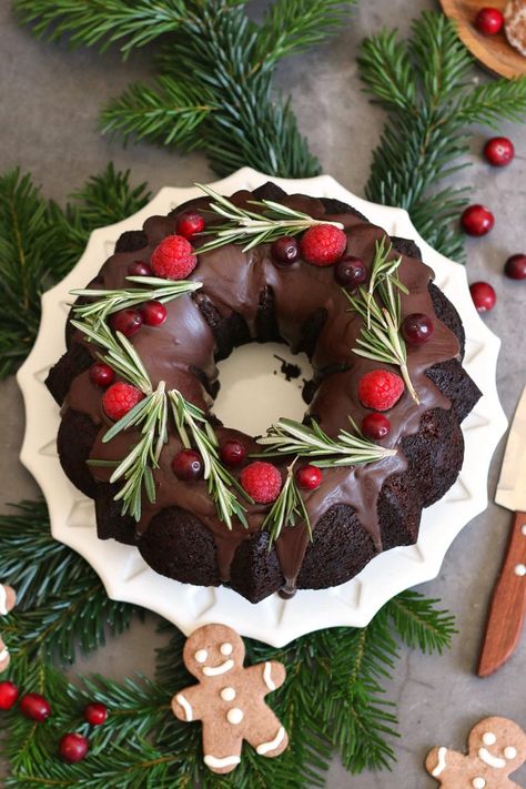 Gingerbread Chocolate, Chocolate Bundt, Cake Christmas, Chocolate Bundt Cake, Tasty Chocolate Cake, Christmas Sweets, Chocolate Decorations, Christmas Cooking, Christmas Chocolate