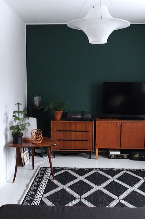 Fun Spare Room Ideas, Toile Kitchen, Dark Green Living Room, Indian Living Rooms, Room Wall Painting, Green Walls, Living Room Green, Green Interiors, Green Wall