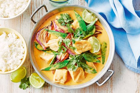 For a quick weeknight meal, try this fragrant yellow fish curry served with steamed rice and fresh lime. Thai Green Chicken Curry, Thai Yellow Curry, Salmon Curry, Peanut Curry, Fish Curry Recipe, Yellow Curry, Yellow Fish, How To Cook Fish, Winter Dinner