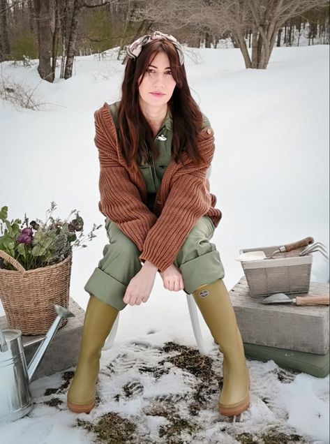 #primavera #garding #farmcore #gardenoutfit Gardener Clothes, Vintage Gardening, Cottagecore Fashion, Gardening Outfit, The Snow, Clothes